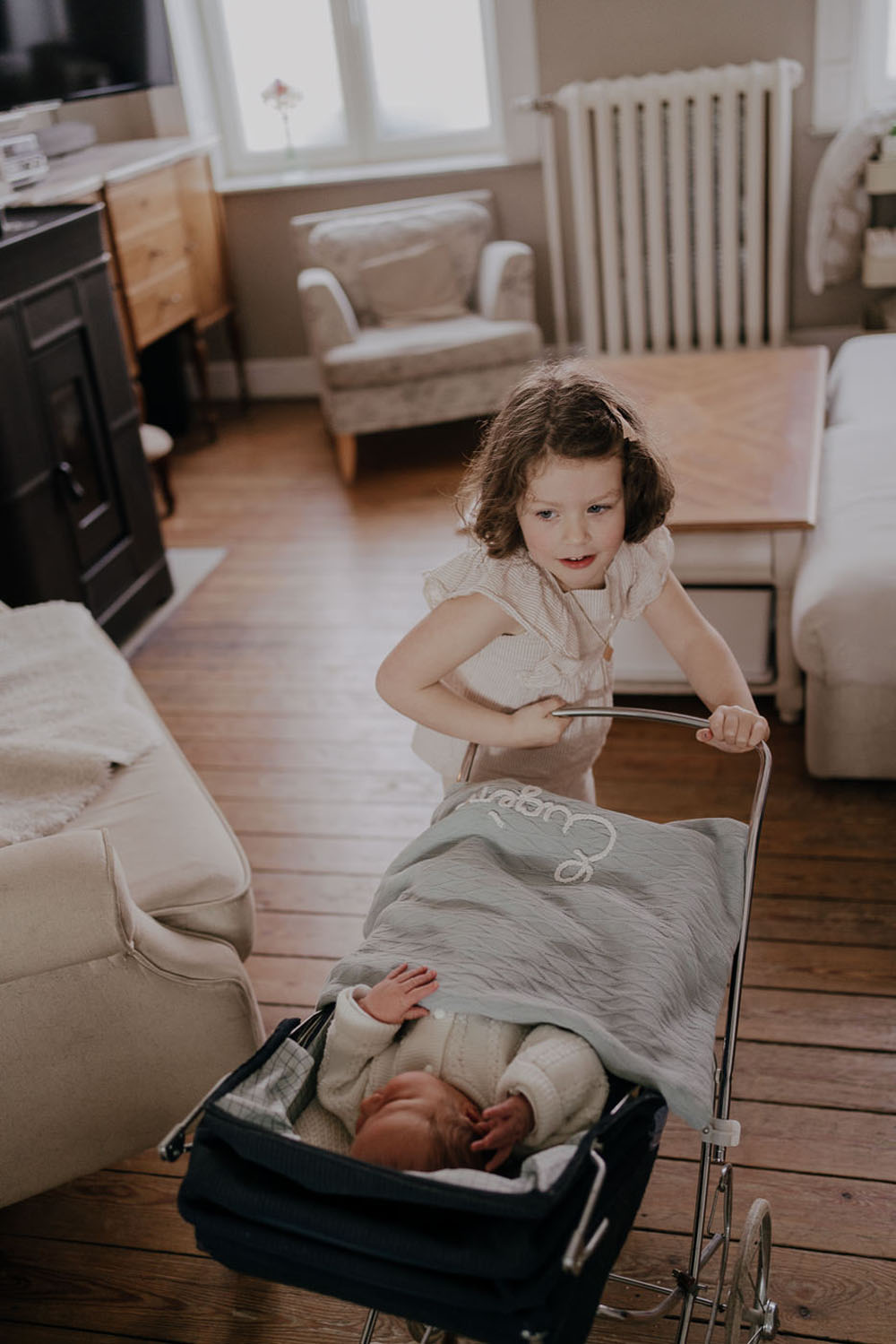 Photographe Séance photo grossesse maternité famille à la maison en Belgique