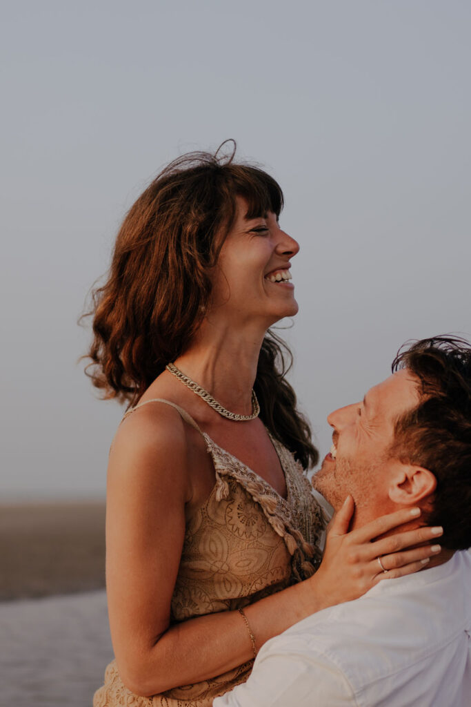 Séance photo engagement à la plage, Belgique - Souvenir Photographie