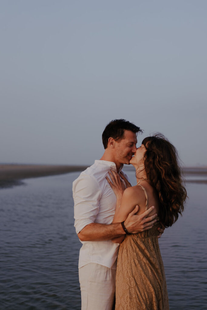 Séance photo engagement à la plage, Belgique - Souvenir Photographie