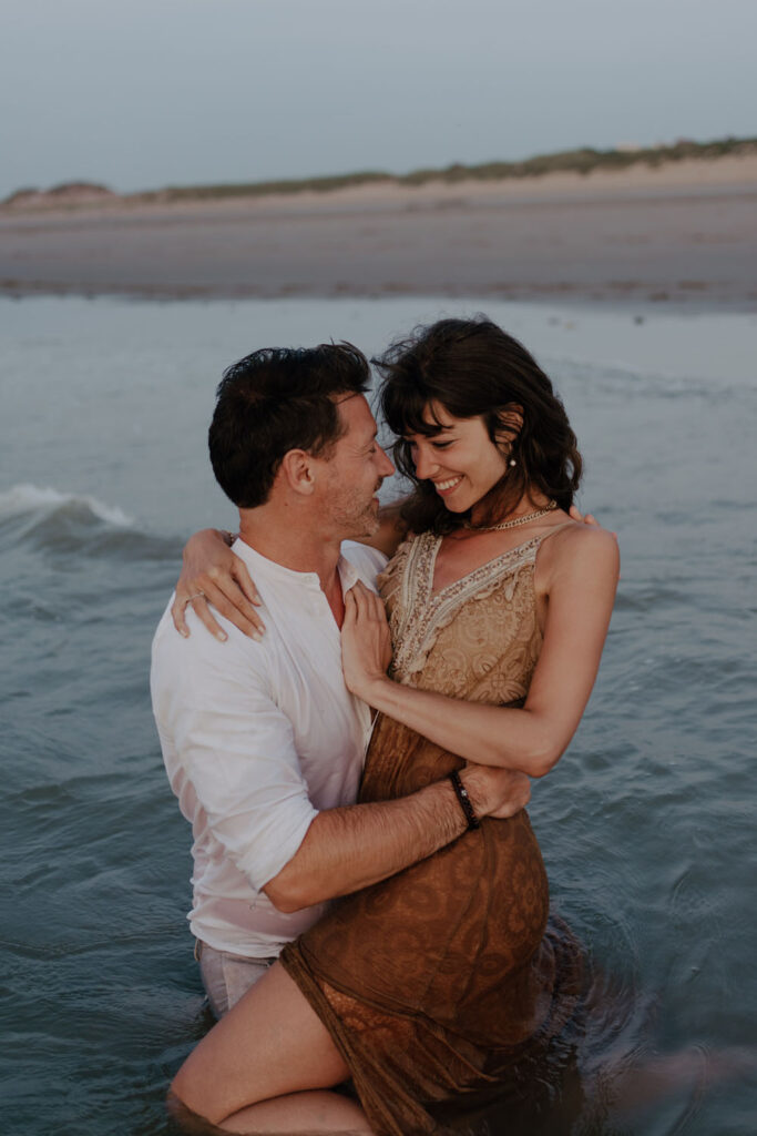 Séance photo engagement à la plage, Belgique - Souvenir Photographie