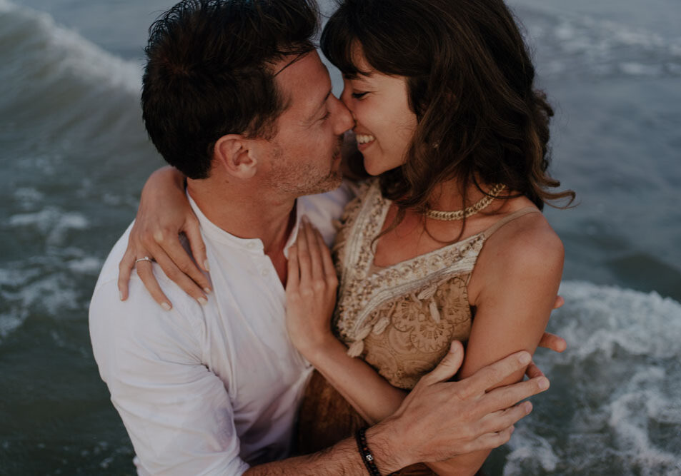 Séance photo engagement à la plage, Belgique - Souvenir Photographie